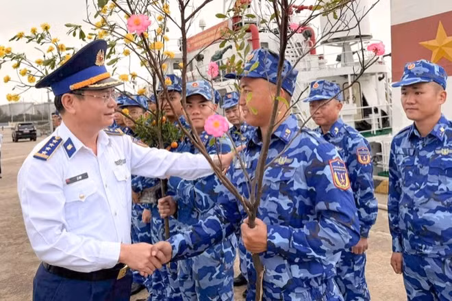 Đại tá Lê Huy, Chính ủy Vùng Cảnh sát biển 2 động viên cán bộ, chiến sĩ trước khi thực hiện nhiệm vụ trực Tết trên biển.