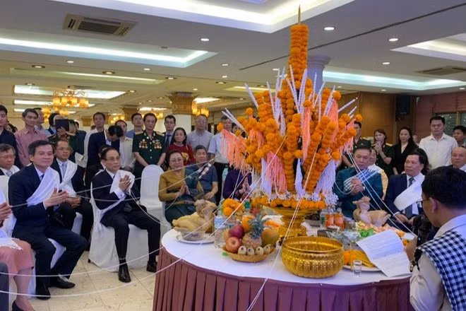 Các đại biểu dự lễ buộc chỉ cổ tay trong Tết cổ truyền Bunpimay của Lào. 