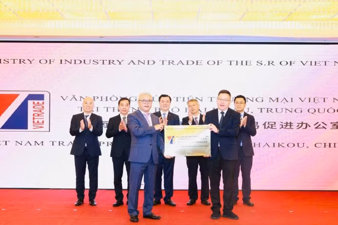 Các đại biểu chứng kiến Lễ khai trương Văn phòng Xúc tiến thương mại Việt Nam tại Hải Khẩu.