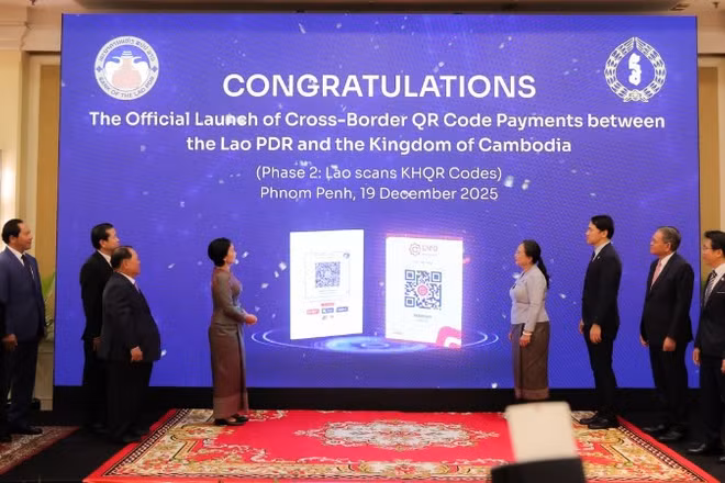 Lễ khai trương diễn ra tại Phnom Penh dưới sự đồng chủ trì của Thống đốc Ngân hàng Quốc gia Campuchia Chea Serey và Thống đốc Ngân hàng Trung ương Lào Bounkham Vorachit. (Ảnh: Fresh News)