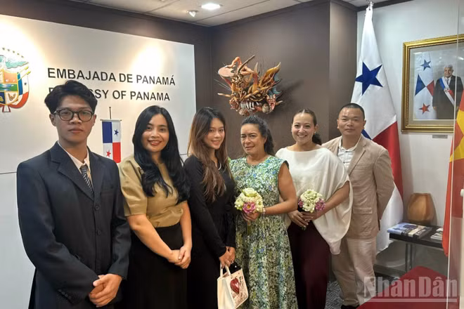 Bà Nubiela Ayala Modes, Đại sứ Đặc mệnh toàn quyền nước Cộng hòa Panama tại Việt Nam (thứ 3 từ phải sang), làm việc với các doanh nghiệp du lịch và công nghệ của Việt Nam. 