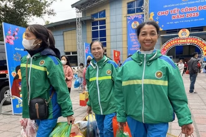 Niềm vui của đoàn viên, người lao động tham gia chương trình Chợ Tết Công đoàn năm 2025 do Liên đoàn Lao động thành phố Hà Nội tổ chức.