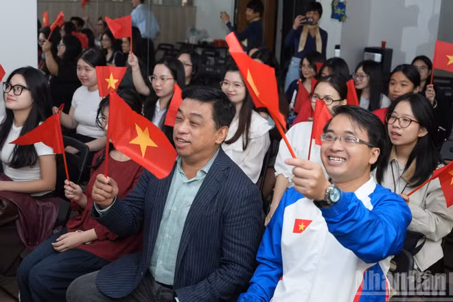 Các sinh viên tham dự xem truyền hình trực tiếp chương trình nghệ thuật chính luận “Tổ quốc trong tim” được livestream trên các nền tảng số chính thức của Báo Nhân Dân. 