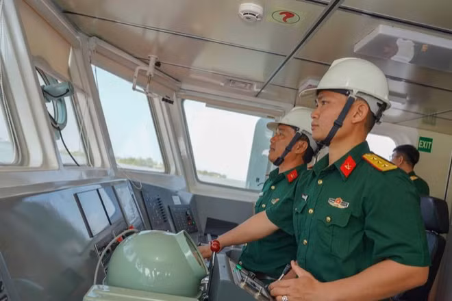 Kíp thuyền viên TN250 vận hành, khai thác tàu.