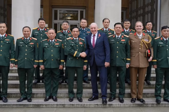 Đại tướng Phan Văn Giang và Quốc vụ khanh Quốc phòng Anh Vernon Coaker cùng các đại biểu.