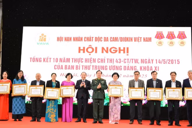 Ban Tuyên giáo và Dân vận Trung ương trao tặng Bằng khen cho các tập thể có thành tích xuất sắc trong thực hiện Chỉ thị 43-CT/TW.