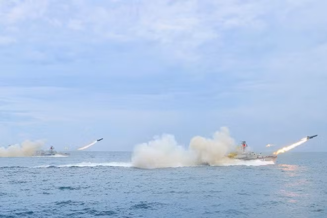 Biên đội tàu chiến Vùng 3 thực hành bắn tên lửa tiêu diệt mục tiêu.