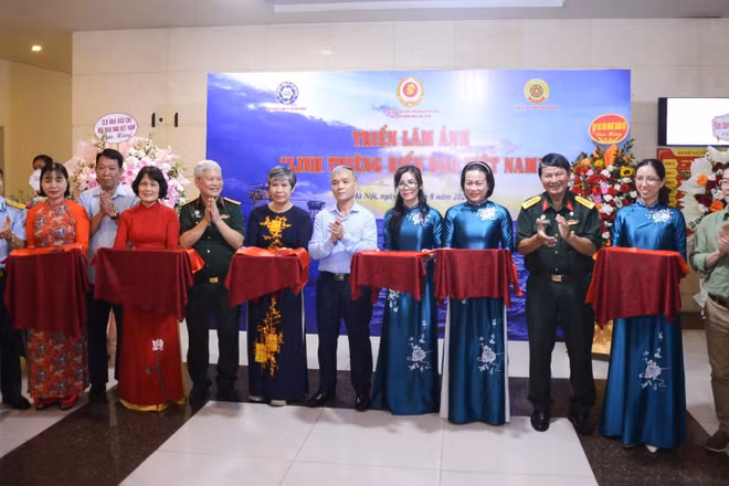 Khai mạc triển lãm "Linh thiêng biển đảo Việt Nam". (Ảnh: HOÀNG LINH)