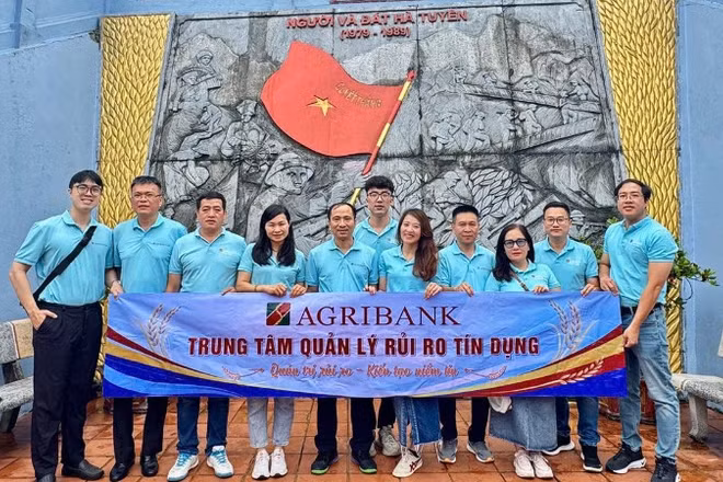 Đoàn cán bộ, người lao động Trung tâm Quản lý rủi ro tín dụng Agribank tại Tuyên Quang. (Ảnh: MẠNH HÀO)