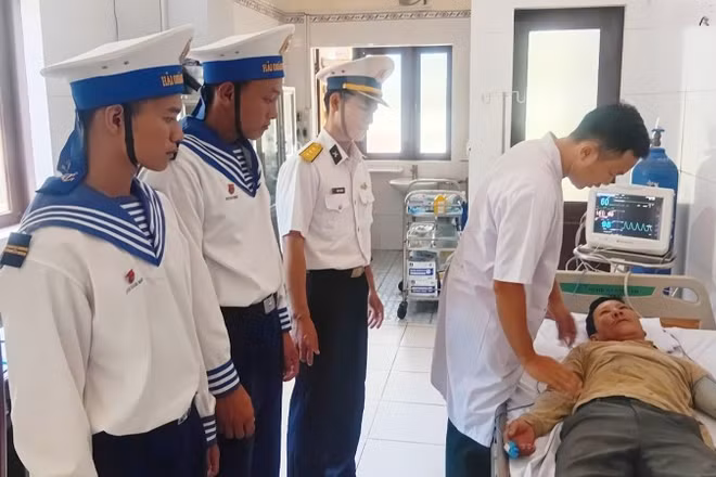 Bác sĩ đảo Trường Sa thăm khám cho ngư dân Nguyễn Văn Lai.