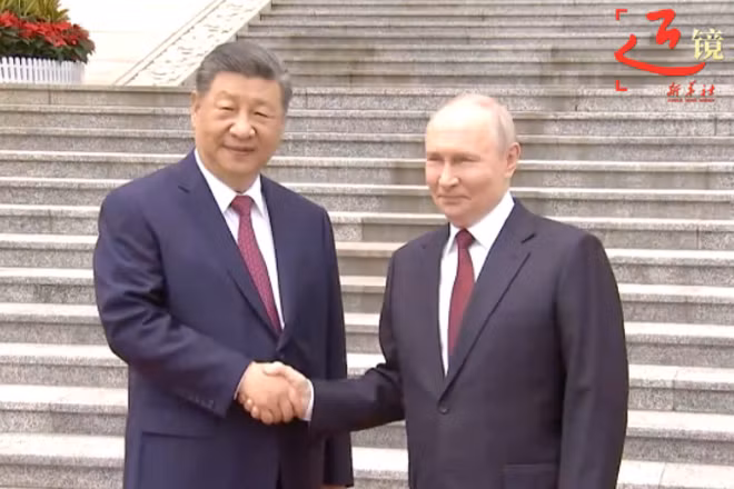 Chủ tịch Tập Cận Bình đón Tổng thống Putin. (Ảnh: Tân Hoa xã)