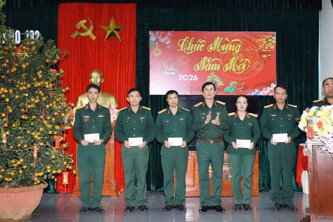 Trung tướng Đỗ Văn Thiện trao quà Tết của Đảng ủy, chỉ huy Tổng cục Hậu cần-Kỹ thuật tặng quân nhân của Kho K182, Cục Xăng dầu có hoàn cảnh đặc biệt khó khăn.