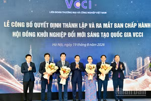 Phó Thủ tướng Chính phủ Nguyễn Văn Thắng chúc mừng Ban Chấp hành Hội đồng Khởi nghiệp Đổi mới sáng tạo Quốc gia VCCI. (Ảnh: Thanh Giang)