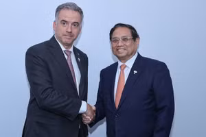 Thủ tướng Chính phủ Phạm Minh Chính hội kiến với Tổng thống Uruguay Yamandu Orsi. (Ảnh: VGP/NHẬT BẮC) 