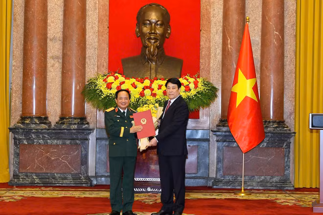Chủ tịch nước trao quyết định thăng quân hàm cho Đại tướng Trịnh Văn Quyết.