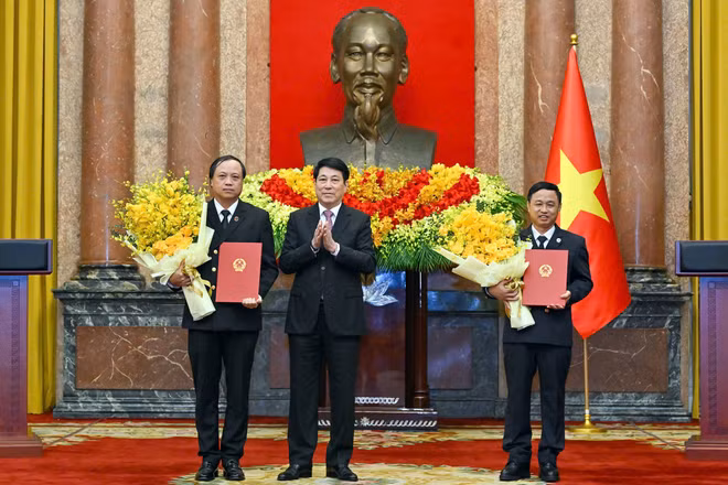 Chủ tịch nước Lương Cường trao quyết định bổ nhiệm Phó Chánh án Tòa án Nhân dân tối cao. (Ảnh THỦY NGUYÊN)
