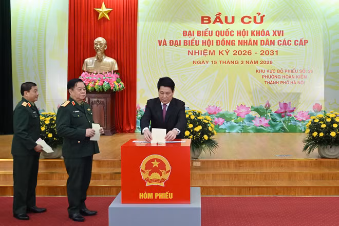 Chủ tịch nước Lương Cường bỏ phiếu bầu cử Đại biểu Quốc hội khóa XVI và đại biểu Hội đồng nhân dân các cấp nhiệm kỳ 2026-2031. (Ảnh: THỦY NGUYÊN)