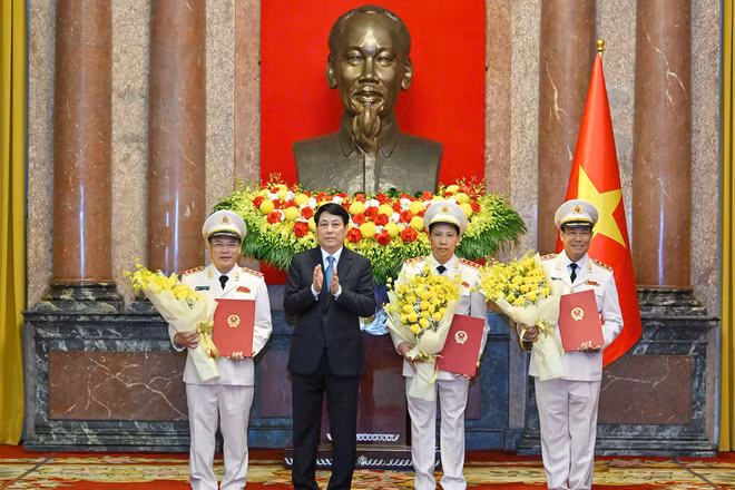 Chủ tịch nước Lương Cường trao quyết định thăng cấp bậc hàm Thượng tướng cho lãnh đạo Bộ Công an. (Ảnh: XUÂN KỲ-THỦY NGUYÊN)