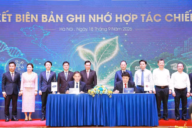 Đại diện lãnh đạo các đơn vị ký và chứng kiến ký ghi nhớ hợp tác. (Ảnh: XUÂN KỲ)