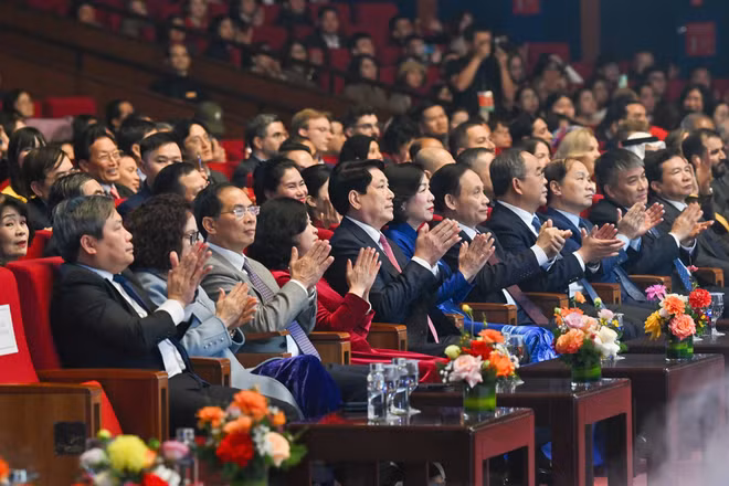 Chủ tịch nước Lương Cường và Phu nhân dự Chương trình nghệ thuật đặc biệt Xuân Quê hương 2026. (Ảnh: THỦY NGUYÊN)