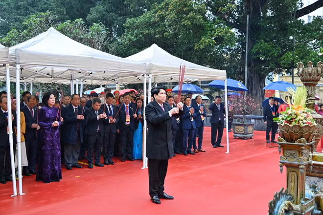 Chủ tịch nước Lương Cường và Phu nhân dâng hương tại Tượng đài Vua Lý Thái Tổ. (Ảnh: Thủy Nguyên)
