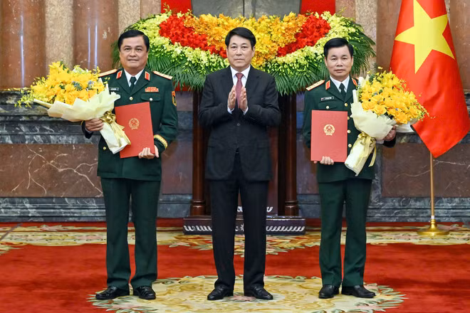 Chủ tịch nước Lương Cường trao quyết định thăng quân hàm Thượng tướng cho đồng chí Đỗ Xuân Tụng và Đỗ Văn Bảnh. (Ảnh: THỦY NGUYÊN)