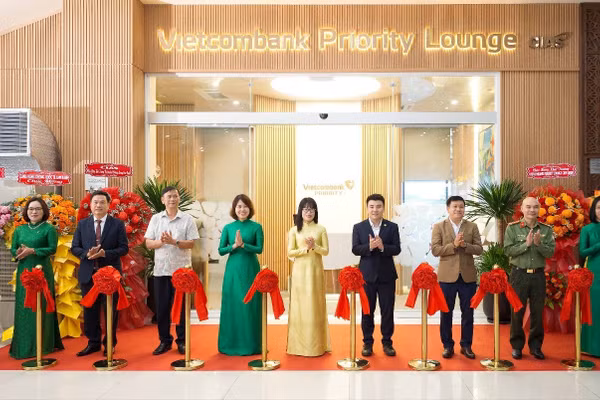 Đại diện lãnh đạo Vietcombank, CIAS và các cơ quan, đơn vị tại Cảng hàng không quốc tế Cam Ranh thực hiện nghi thức cắt băng khai trương Vietcombank Priority Lounge Cam Ranh. (Nguồn: VCB)