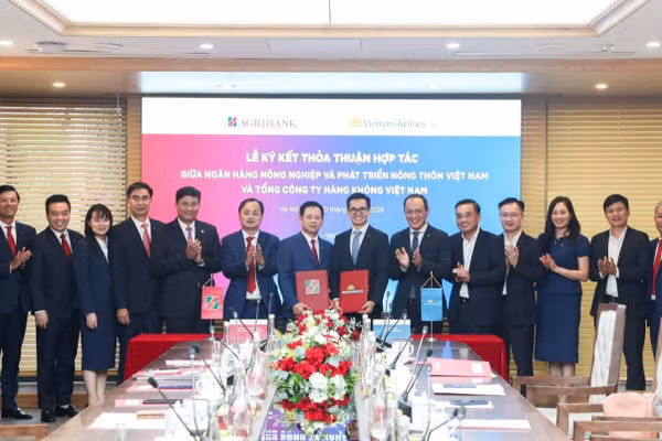 Lãnh đạo Agribank và Vietnam Airlines chúc mừng Thỏa thuận hợp tác được ký kết. (Nguồn: Agribank)