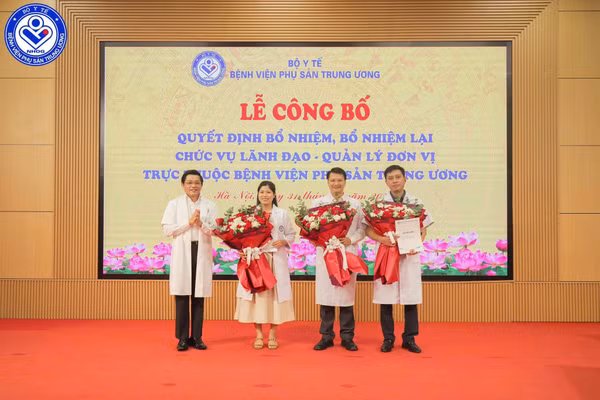 Đại diện lãnh đạo Bệnh viện Phụ sản Trung ương tặng hoa chúc mừng các đồng chí được bổ nhiệm. (Ảnh: NGUYỄN QUÂN)