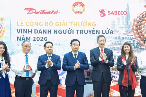 Các đại diện VFF, SABECO và Báo Đại Đoàn Kết. (Ảnh: PV)