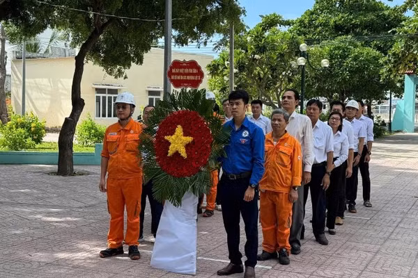 Đại diện Ban Lãnh đạo cùng tập thể cán bộ công nhân viên Nhà máy dâng hương, dâng hoa tại Đài tưởng niệm anh hùng liệt sĩ xã Vĩnh Hảo (Lâm Đồng).