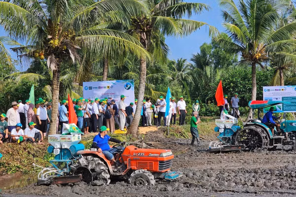 Toàn cảnh Lễ khởi động mô hình quản lý canh tác chính xác trong hệ thống sản xuất lúa-tôm tại Hợp tác xã Hòa Phát, xã Hồng Dân, tỉnh Cà Mau. (Ảnh: PHAN TÂM)