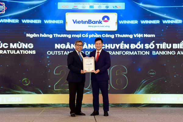 Lãnh đạo VietinBank nhận giải thưởng Ngân hàng Chuyển đổi số tiêu biểu 2026 tại Vietnam Outstanding Banking Awards. (Ảnh: VietinBank)