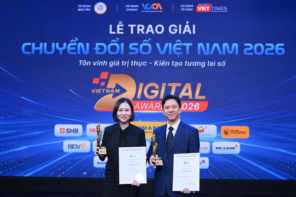 Đại diện Zalo và Zalo Video nhận cúp vinh danh tại Vietnam Digital Awards 2026. (Ảnh: Zalo )