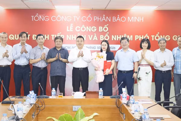 Bà Phạm Thị Kim Anh nhận quyết định bổ nhiệm và hoa chúc mừng từ Ban Lãnh đạo Bảo Minh. (Ảnh: MINH NGUYỄN)