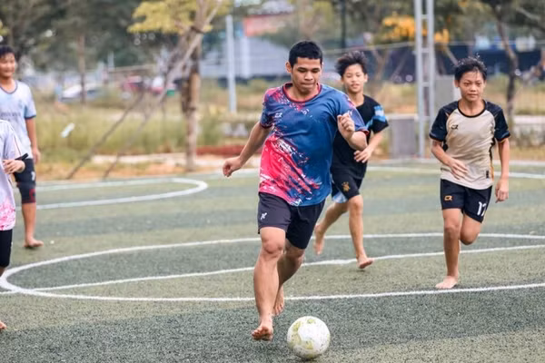 Từ những em bé thu mình vì mặc cảm, các em ở trường Hy Vọng dần hòa nhập với bạn bè, được ghi nhận bởi những thế mạnh riêng và tìm thấy vị trí của mình trong tập thể.