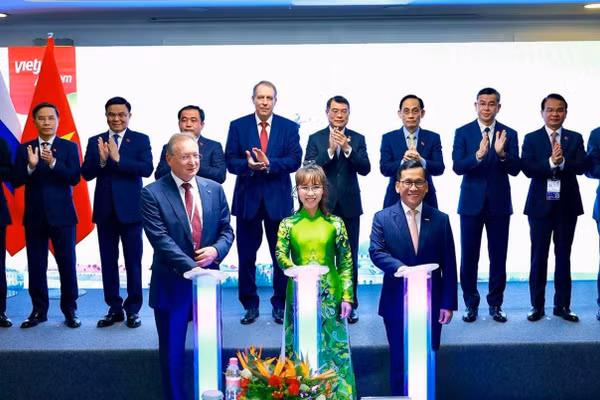 Thủ tướng Lê Minh Hưng chứng kiến Lễ công bố mở các đường bay kết nối Việt Nam và Liên bang Nga của Hãng hàng không Vietjet tại Kazan, Liên bang Nga, tháng 6/2026. (Ảnh: Vietjet) 