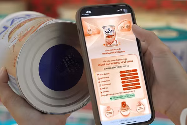 Phụ huynh dễ dàng thao tác quét mã QR và kiểm chứng thông tin về lon sản phẩm trên tay. (Nguồn ảnh: Nestle)