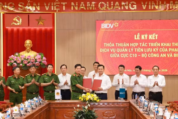 Thiếu tướng Nguyễn Thanh Trường, Cục trưởng Cục C10 và ông Hoàng Việt Hùng, Tổng Giám đốc BIDV ký kết Thỏa thuận hợp tác. (Nguồn: BIDV)