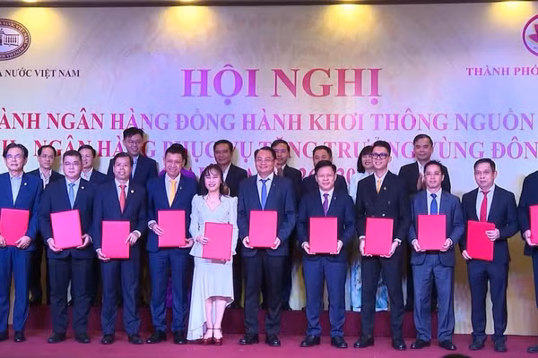 Lãnh đạo các ngân hàng và doanh nghiệp trao cam kết tài trợ, đầu tư tại Hội nghị “Ngành Ngân hàng đồng hành khơi thông nguồn lực Tài chính - Ngân hàng phục vụ tăng trưởng vùng Đông Nam Bộ giai đoạn 2026-2030”. (Ảnh: HDbank)