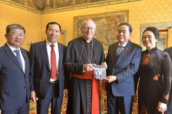 Chủ tịch Quốc hội Trần Thanh Mẫn và Phu nhân chụp ảnh chung với Thủ tướng Tòa thánh Vatican, Hồng y Pietro Parolin và trao đổi tặng phẩm. (Ảnh: TTXVN)