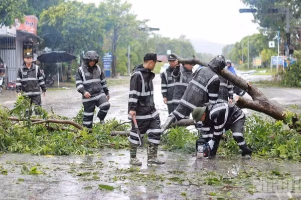 Cán bộ, chiến sĩ Trung đoàn Cảnh sát Cơ động Bắc Trung Bộ tích cực tham gia khắc phục hậu quả bão số 5. (Ảnh: Báo Nhân Dân)