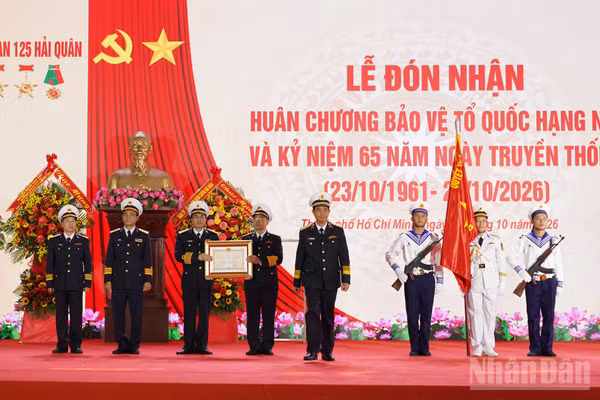 Thừa ủy quyền của Chủ tịch nước, Phó Đô đốc Nguyễn An Phong trao Huân chương Bảo vệ Tổ quốc hạng Nhì tặng Lữ đoàn 125.