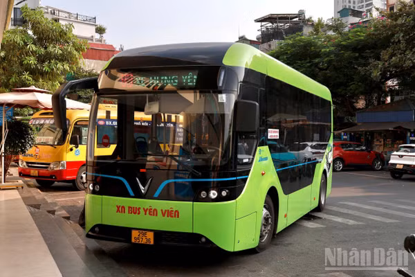 Người dân thêm lựa chọn di chuyển trên tuyến buýt điện Hà Nội-Hưng Yên