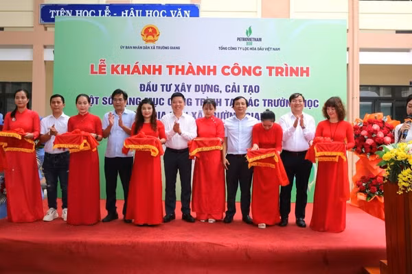 Đại biểu cắt băng khánh thành các hạng mục công trình tại 3 điểm trường trọng điểm của xã Trường Giang. (Ảnh: Chính Linh)