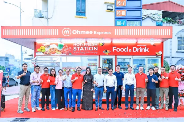 Các đại biểu tham gia sự kiện khai trương cửa hàng Ohmee Express tại Cửa hàng xăng dầu 74 Ngọc Hồi. (Nguồn ảnh: Petrolimex)