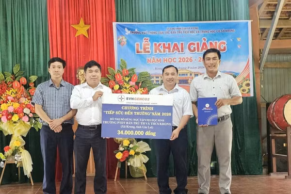 Ông Nguyễn Thành Sơn, Phó Giám đốc Công ty Thủy điện An Khê-Ka Nak (thứ hai từ trái qua) trao kinh phí hỗ trợ mua đồng phục cho đại diện Trường Phổ thông Dân tộc bán trú Tiểu học và Trung học cơ sở Krong, xã Krong. (Nguồn ảnh: Đơn vị cung cấp)