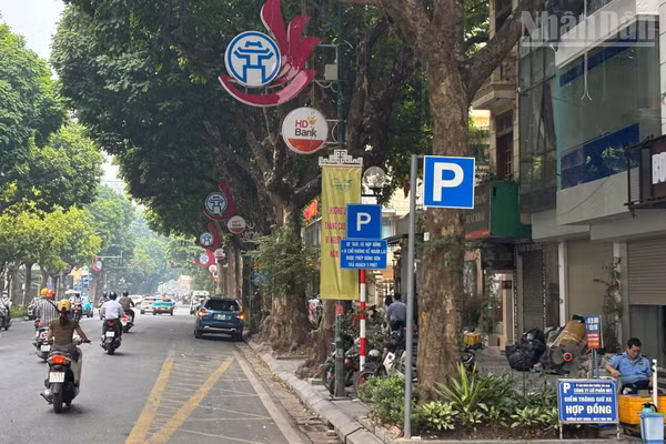 [Ảnh] Hà Nội: Bãi trông giữ ô-tô thưa khách sau khi áp dụng bảng giá mới