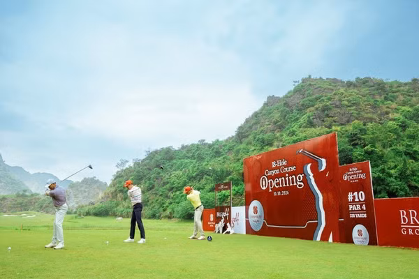 Các gôn thủ tham gia khai mạc giải đấu chào mừng sân Canyon Course hoàn thiện 18 hố. (Ảnh: BRG)
