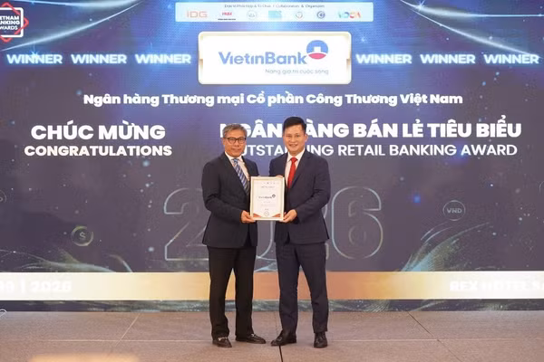 Ông Trần Công Quỳnh Lân- Phó Tổng Giám đốc phụ trách Khối Bán lẻ VietinBank nhận giải thưởng Ngân hàng bán lẻ tiêu biểu 2026. (Ảnh: VIETINBANK)